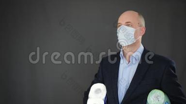 成熟的商人戴着面具拿着卫生纸。 戴防护罩的人把卫生纸卷起来